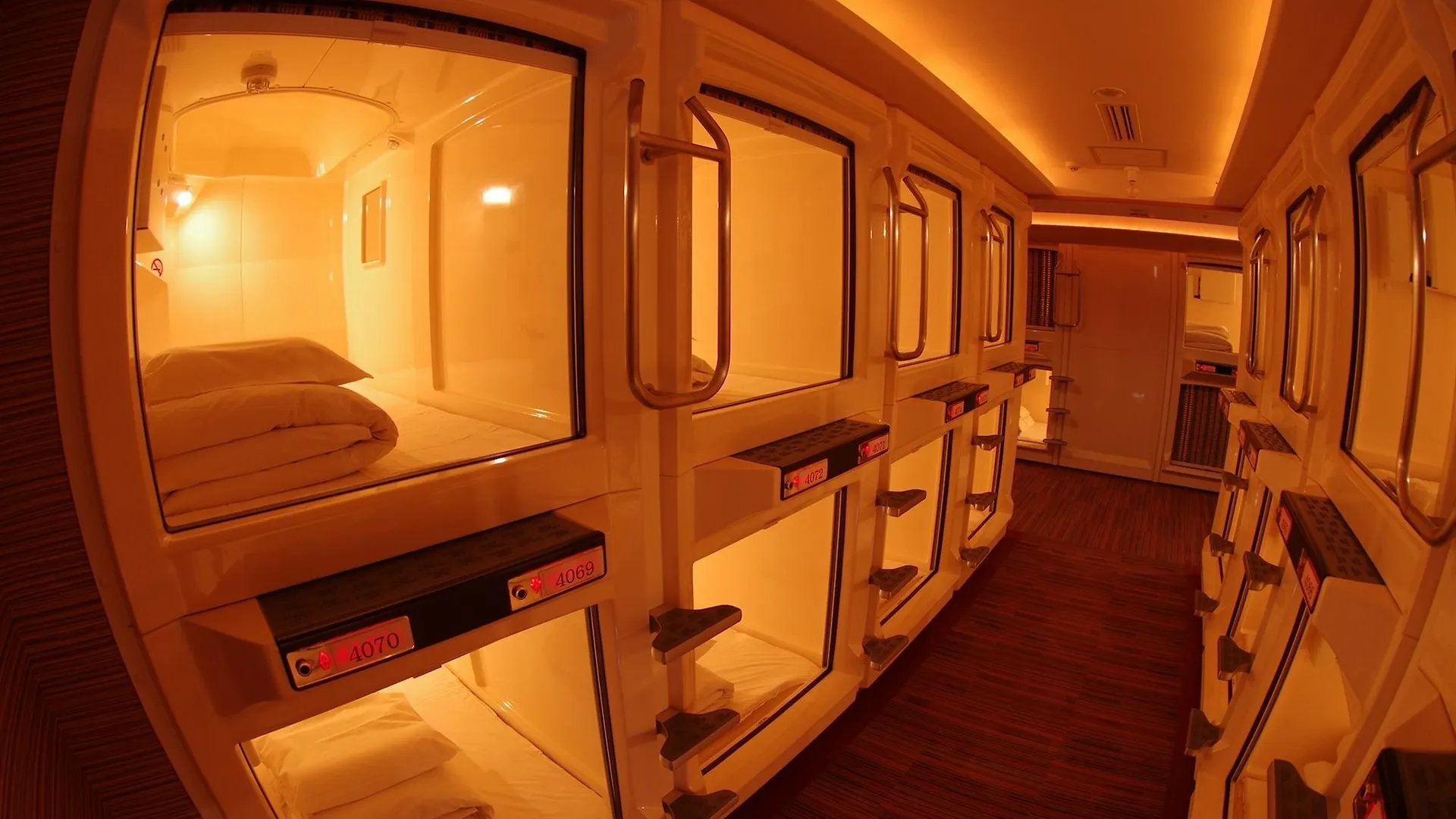 ** Hotel Capsule Inn Osaka - Caters To Men Japão